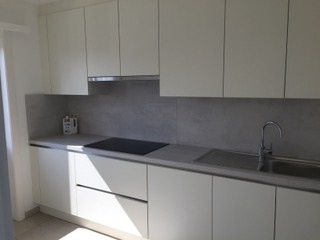 keuken gekocht bij I-Kook Sittard, Keukenmatch, keukenontwerp, positieve klantervaring, keukenopstelling, wit met geplamuurd beton opaalgrijs