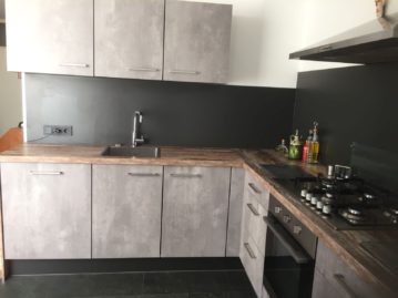 betonlook keuken met houtlook werkblad naar tevredenheid opgeleverd door Keukenmatch Sittard