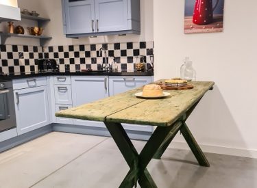 SALE Robuuste houten tafel van €550,- nu €300,-