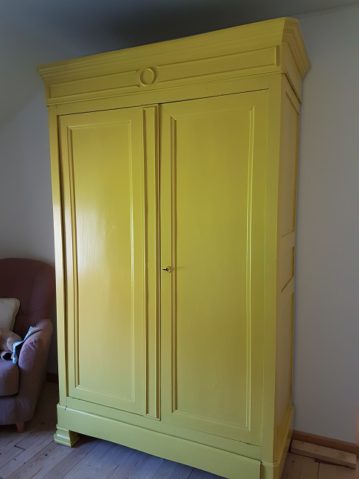 Een prachtige mostergele kledingkast voor een meidenkamer, gekocht bij Keukenmatch in Sittard. De kast is geleverd en gemonteerd, een perfecte service