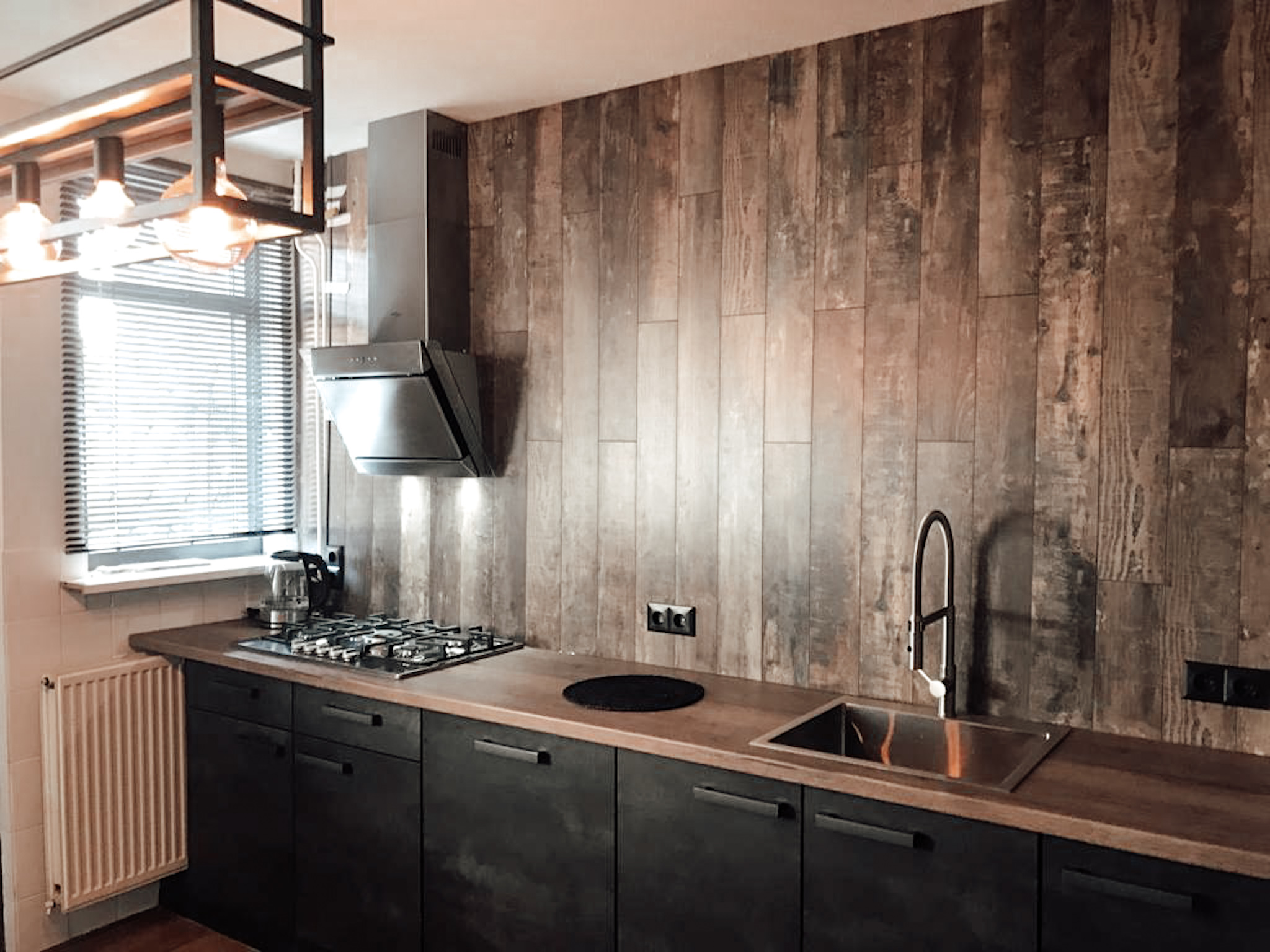zwarte keuken met houten werkblad