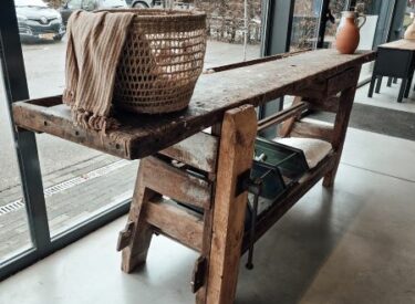 Hele stoere, oude werkbank – Uniek meubelstuk voor jouw interieur